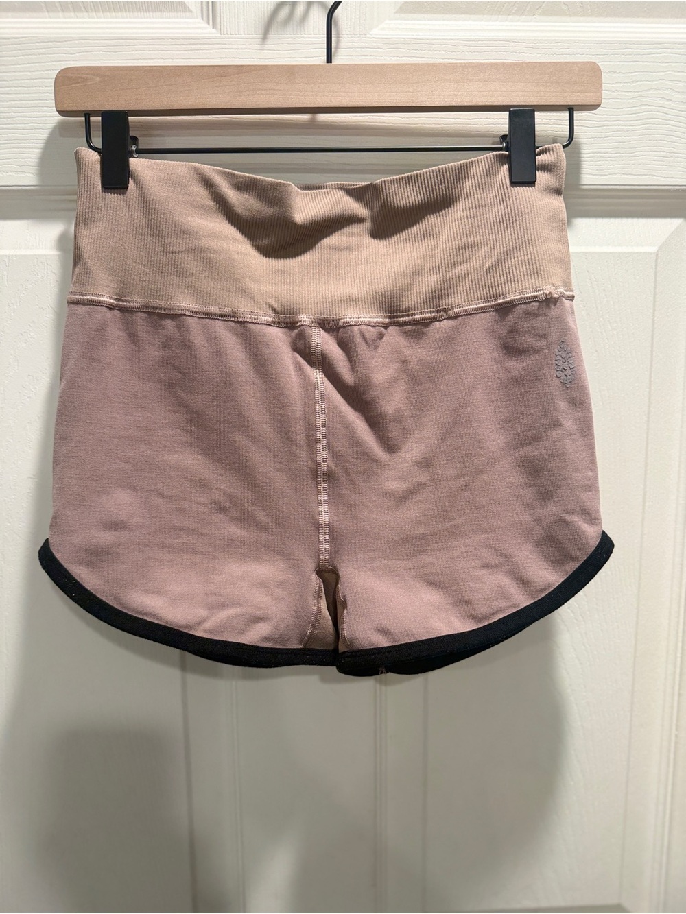 FP Movement Women’s M/L High-Rise Athletic Shorts Mauve Pink Black Trim - Picture 2 of 8